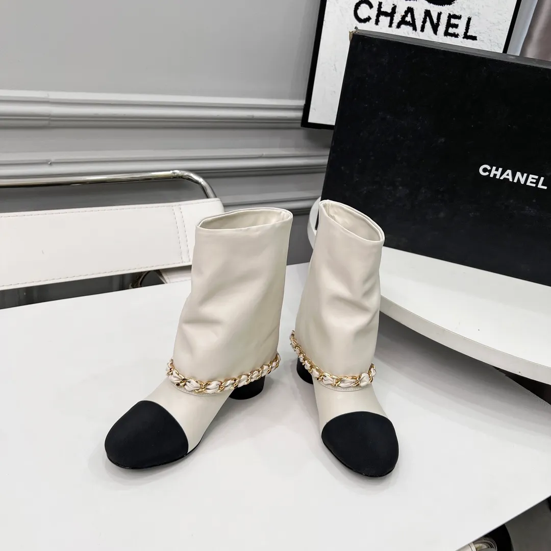👟👟Ex-factory price 980👟👟 High version of Chanel CHANEL, 🌞🌞🌞Xiaoxiang’s latest boots for autumn and winter 2025, a must-have item for this autumn and winter! ! Ms. Chanel loves simple yet irresistible combinations to show her unique style. Mix and match freely to shine⚡Follow Grandma’s fashion steps! ! ! The top-notch craftsmanship and texture are perfectly presented. No matter any details, you can compare them with the counters. The best quality products can be entered and exited from the counters at will! ! ❶Material: imported cowhide ❷Inner lining: cowhide lining ❸Feet: cowhide lining ❹Outsole: original Italian leather outsole ❺Heel height: 5.5cm ❻Boot shaft height: 8 inches ❼Number: 35-40 (40 and 41 are customized and cannot be returned)